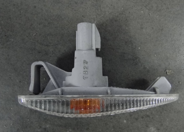 Повторювач повороту на крилі 8351A001 MITSUBISHI