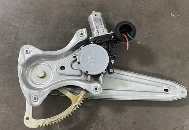 Мотор склопідйомника дверей задніх, правих 857200D120 TOYOTA