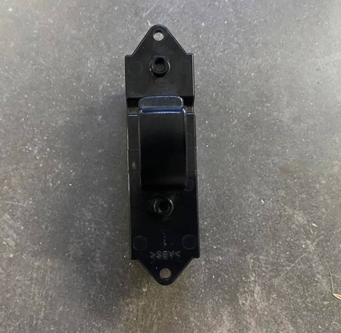 Кнопка підйомника заднього лівого скла 8608A184 MITSUBISHI