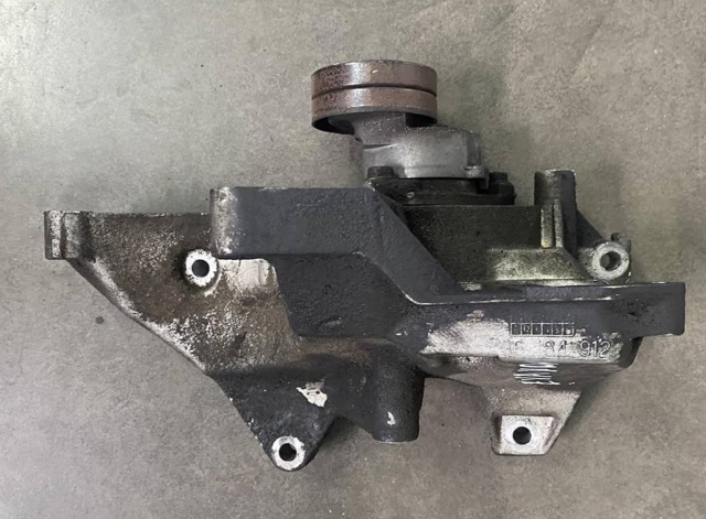 Кронштейн компресора кондиціонера 96184912 GM