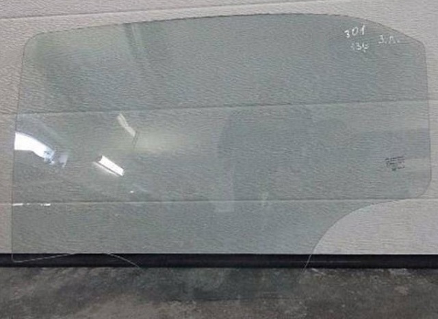 Скло задньої двері лівої 9675012680 PEUGEOT