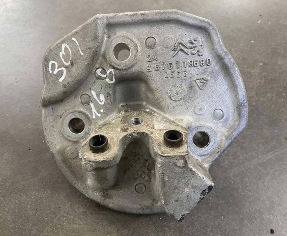 Кронштейн подушки (опори) двигуна, правої 9676118680 PEUGEOT