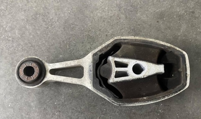 Подушка (опора) двигуна, задня 9810221880 PEUGEOT