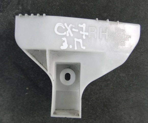Кронштейн бампера заднього, правий EG2150321A MAZDA