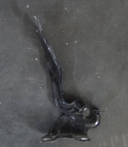 Петля капота, права EG2152410A MAZDA