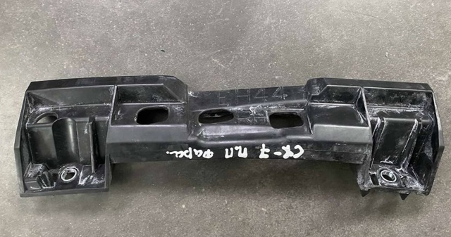 Кронштейн бампера переднього, правий EH4450151D MAZDA