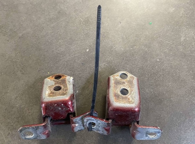 Петля передніх дверей F15158210 MAZDA