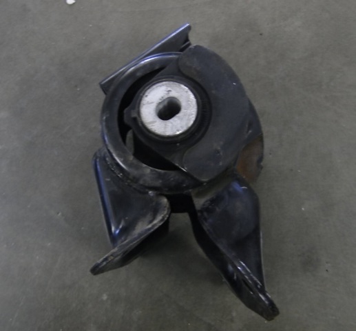 Подушка (опора) двигуна, ліва L23439070B MAZDA