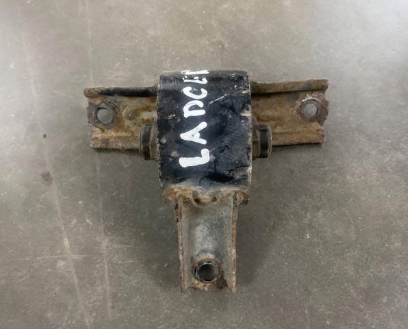 Права опора двигуна MN184295 MITSUBISHI