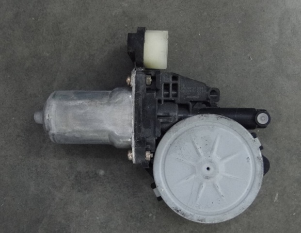 Моторчик склопідйомника двері задніх, правих MR989947 MITSUBISHI