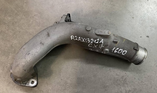 Шланг/патрубок интеркуллера R2AX13242A MAZDA