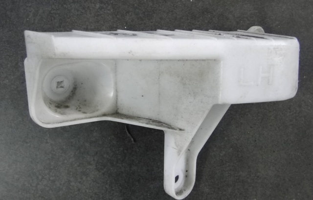 Ліве кріплення заднього бампера TD1150331 MAZDA