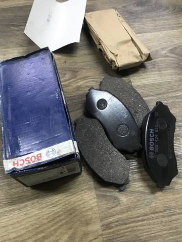 Передні гальмівні колодки 0986424610 BOSCH