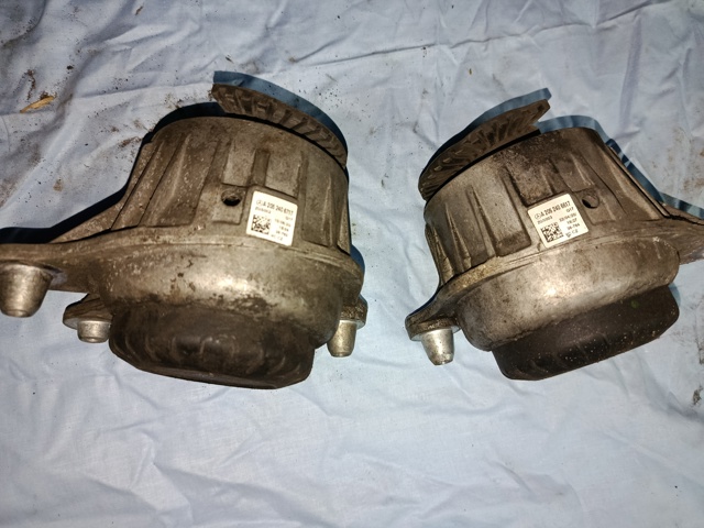 Ліва подушка двигуна A2052406617 MERCEDES