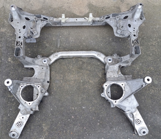 Передня балка 31106887340 BMW