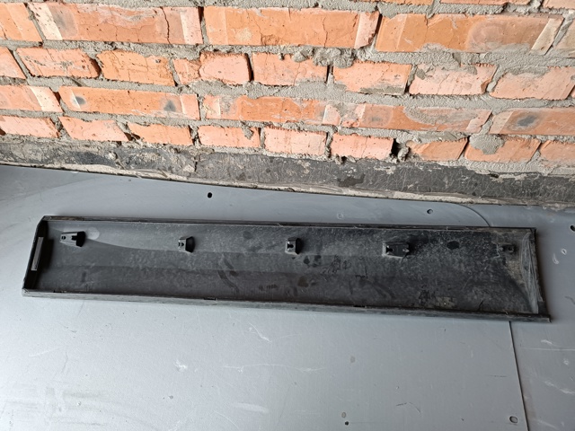 Накладка передньої правої двері 57A854940 VAG