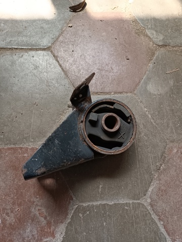 Опора двигуна задня BJ3A39040C MAZDA