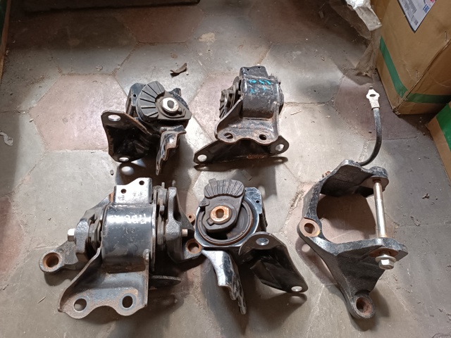 Ліва подушка двигуна GAM639070B MAZDA