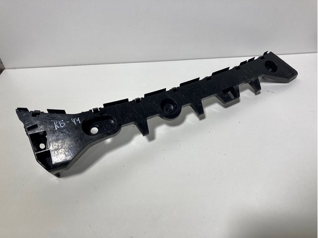 Ліве кріплення заднього бампера GHP9502J1 MAZDA