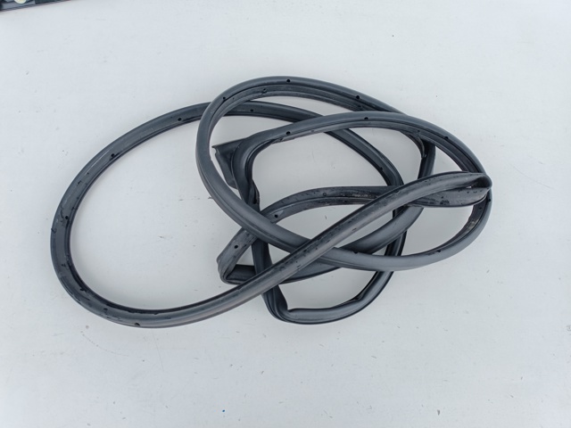 Ущільнювач двері передньої лівої (на двері) GHP959760C MAZDA