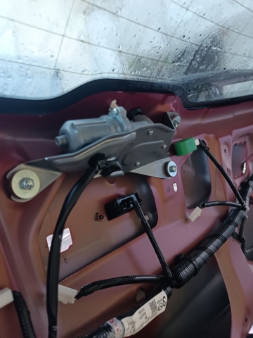 Двигун склоочисника заднього скла GHP967450 MAZDA