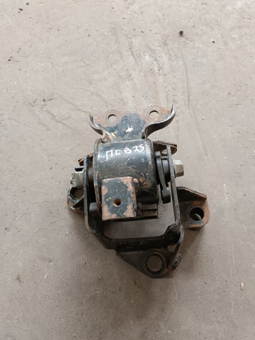 Кронштейн подушки (опори) двигуна, лівої GJ6F39080 MAZDA