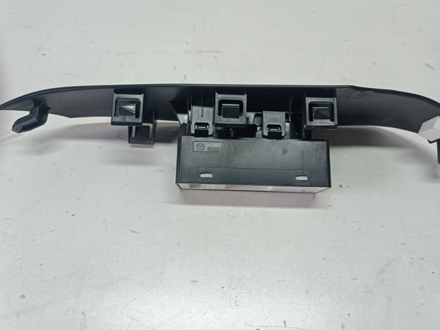 Кнопка підйомника переднього правого скла GKL166370A MAZDA