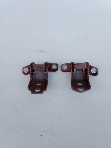 Петля передніх дверей лівих KD5359210 MAZDA