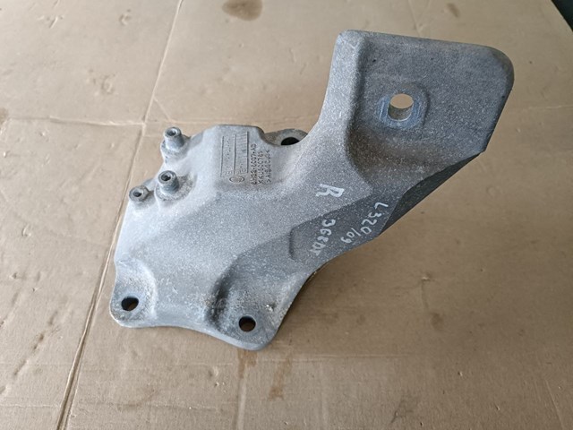 Кронштейн подушки (опори) двигуна, правої KKU500761 LAND ROVER