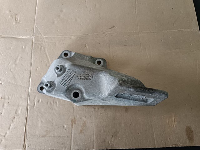 Кронштейн подушки (опори) двигуна, лівої KKU500771 LAND ROVER