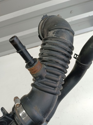 Дросельний патрубок L33E13220 MAZDA