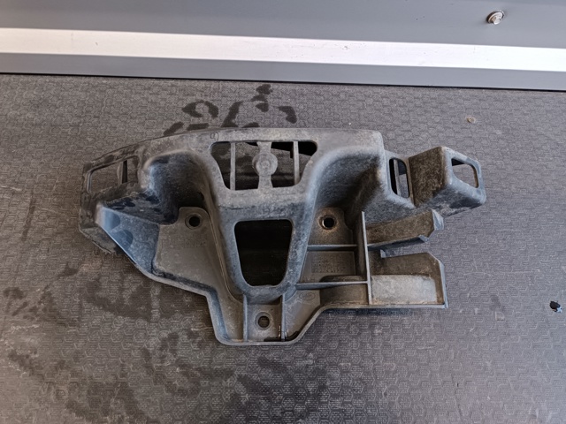 Ліве кріплення заднього бампера LR013860 LAND ROVER