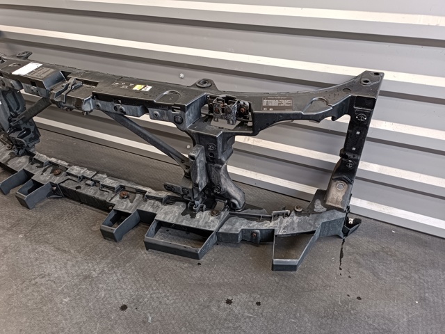 Лівий кронштейн переднього бампера LR013866 LAND ROVER