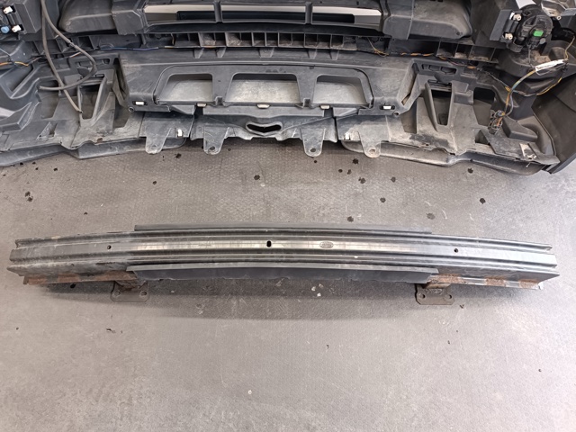 Швелер переднього бампера LR013926 LAND ROVER