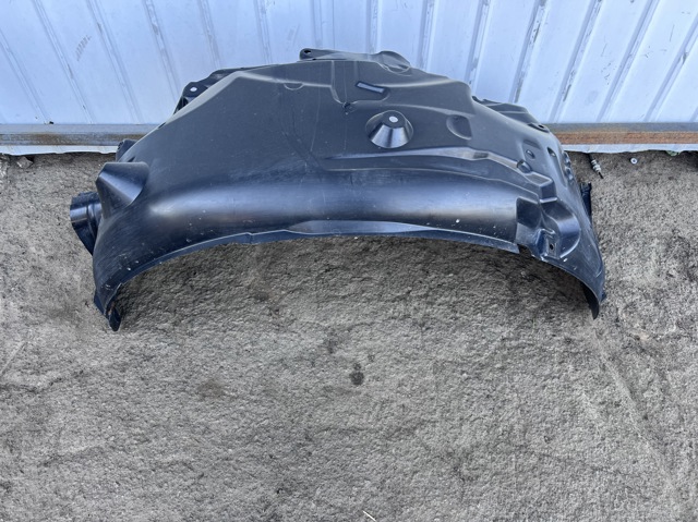 Підкрилок передній правий LR015038 LAND ROVER