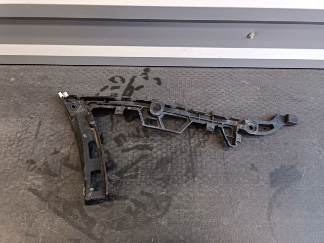 Кронштейн бампера заднього, зовнішній правий LR015110 LAND ROVER