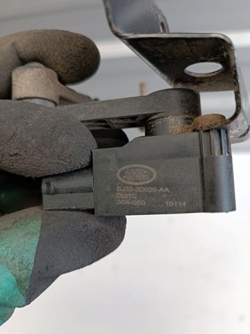 Датчик рівня положення кузова, передній правий LR024221 LAND ROVER
