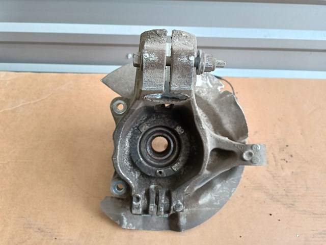 Кулак поворотний передній правий LR060195 LAND ROVER