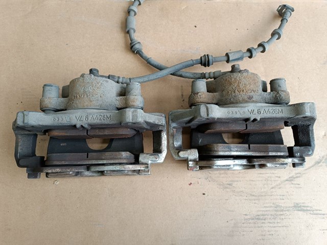 Супорт гальмівний, передній, правий LR061369 LAND ROVER