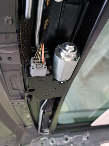 Двигун приводу люка LR128434 LAND ROVER