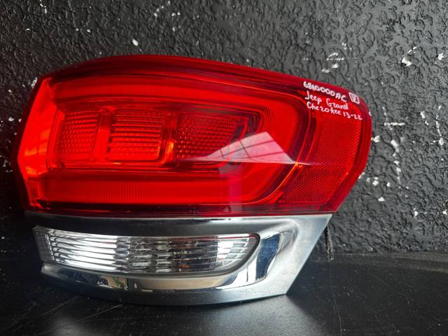 Задній правий зовнішній ліхтар 68110000AC CHRYSLER