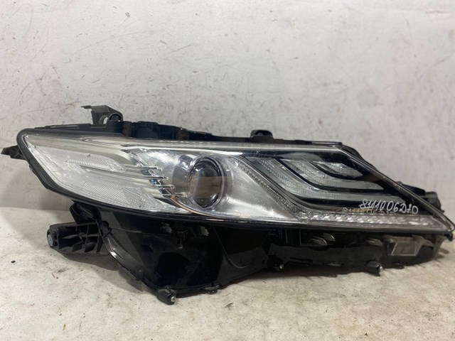 Фара передня права 8111006D70 TOYOTA