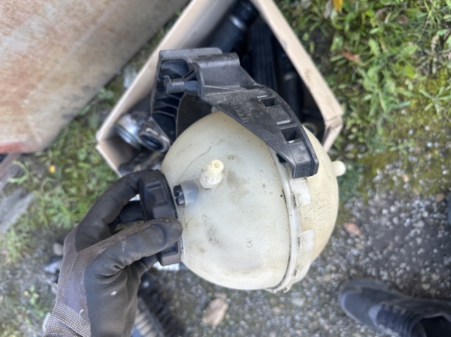 Бачок системи охолодження двигуна розширювальний 17137642158 BMW