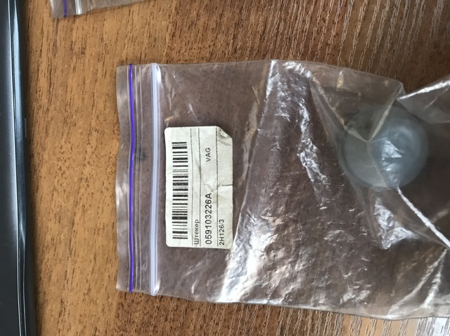 Подушка декоративної кришки двигуна 059103226A VAG