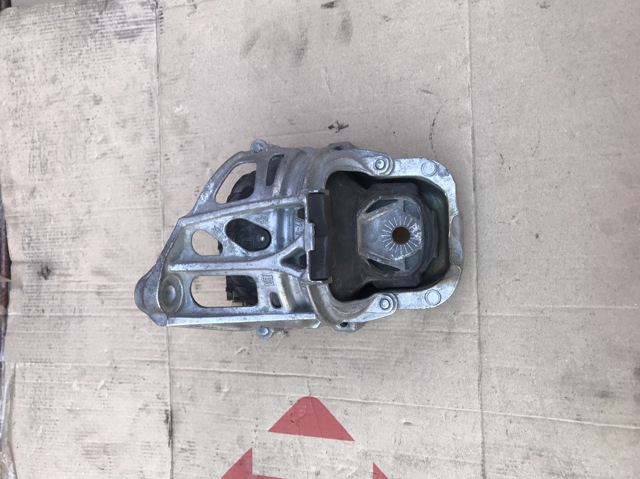 Права подушка мотора Audi Q5