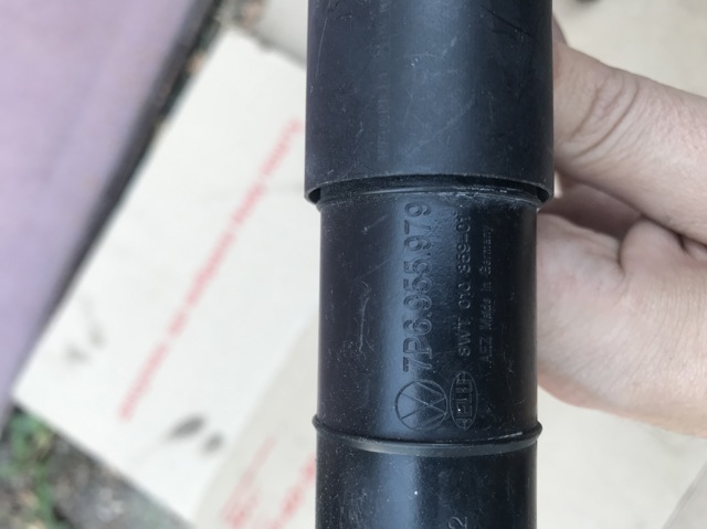 Сопло омивача фари передньої, лівої 7P6955979 VAG