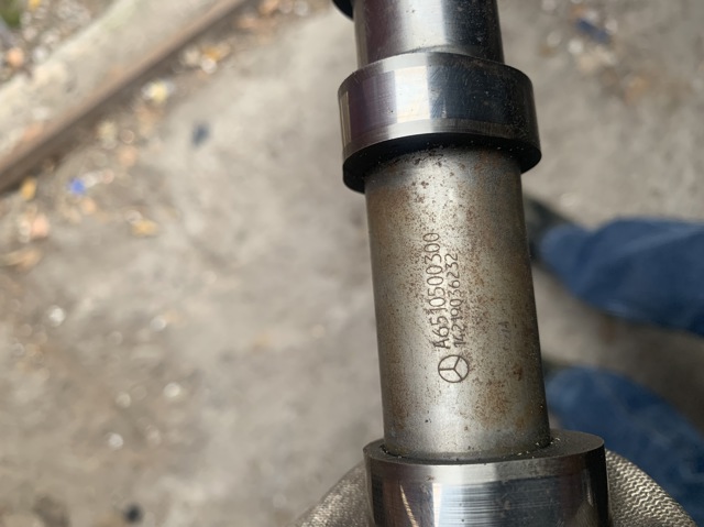Розподільний вал двигуна випускний A6510500300 MERCEDES