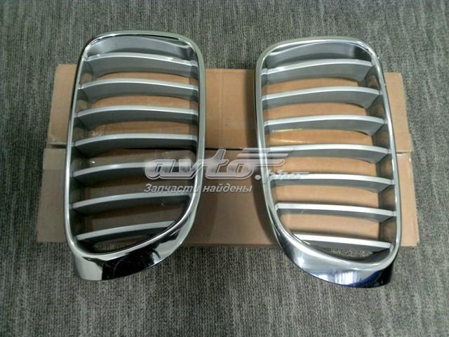 Решітка радіатора права 51117210726 BMW