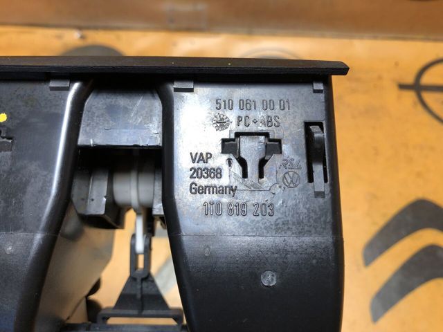 Решітка вентиляції салону в підлокітнику, задня 1T0819203 VAG