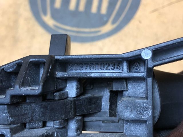 Тримач зовнішньої ручки дверей, правих дверей 2037600234 MERCEDES